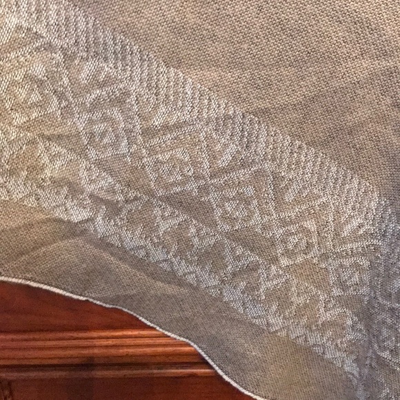 NWT Patterned triangular scarf - Picture 2 of 2